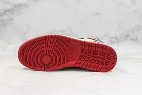Tênis Nike Air Jordan 1 Retro High "Not For Resale" Varsity Red