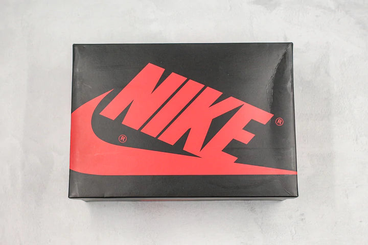 Tênis Nike Air Jordan 1 Retro High "Not For Resale" Varsity Red
