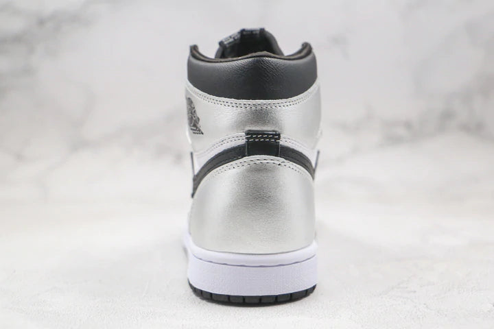 Tênis Nike Air Jordan 1 Retro High Silver Toe
