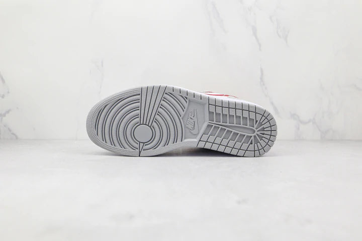 Tênis Nike Air Jordan 1 Low Se Light Smoke Grey Gym Red