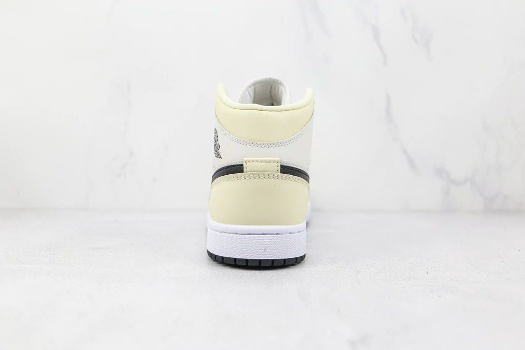 Tênis Nike Air Jordan 1 Mid Coconut Milk