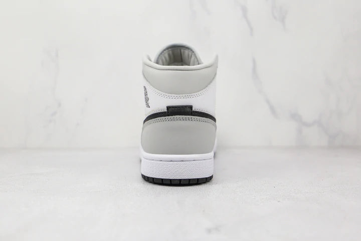 Tênis Nike Air Jordan 1 Mid Light Smoke Grey