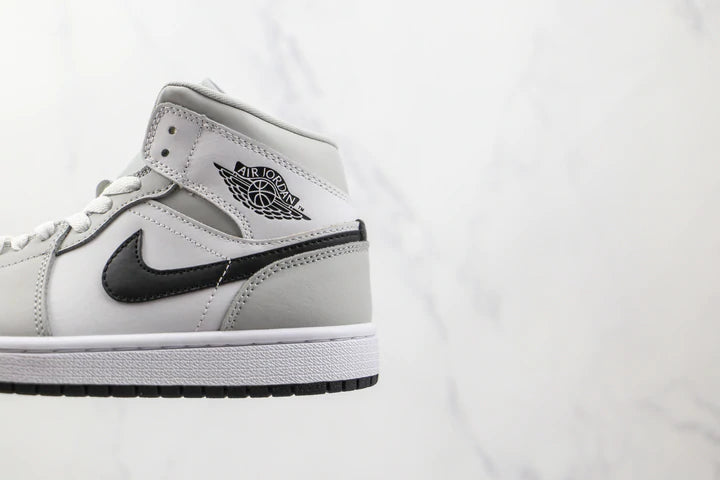 Tênis Nike Air Jordan 1 Mid Light Smoke Grey