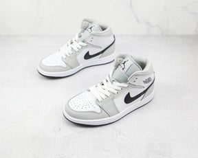 Tênis Nike Air Jordan 1 Mid Light Smoke Grey