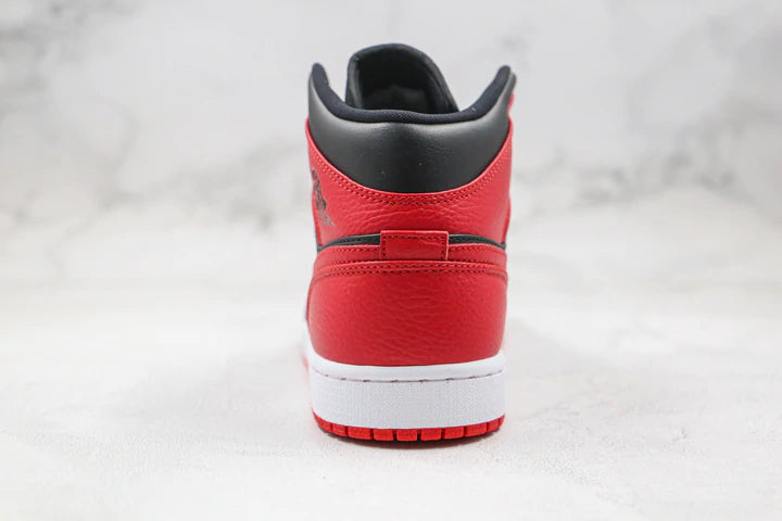 Tênis Nike Air Jordan 1 Mid Reverse Bred