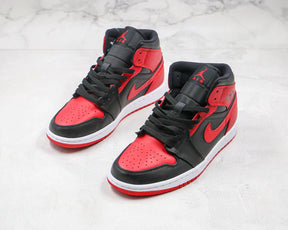 Tênis Nike Air Jordan 1 Mid Reverse Bred
