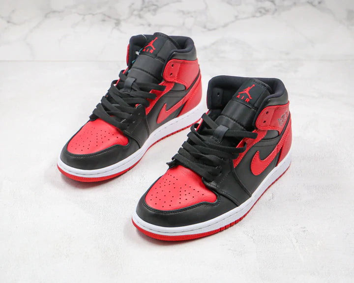 Tênis Nike Air Jordan 1 Mid Reverse Bred