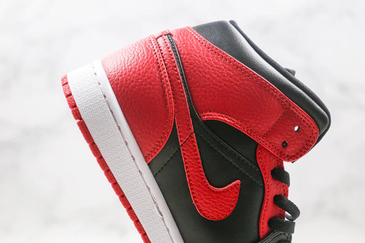 Tênis Nike Air Jordan 1 Mid Reverse Bred