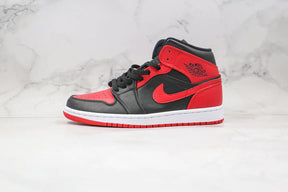 Tênis Nike Air Jordan 1 Mid Reverse Bred