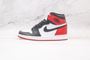 Tênis Nike Air Jordan 1 Retro High Black Toe