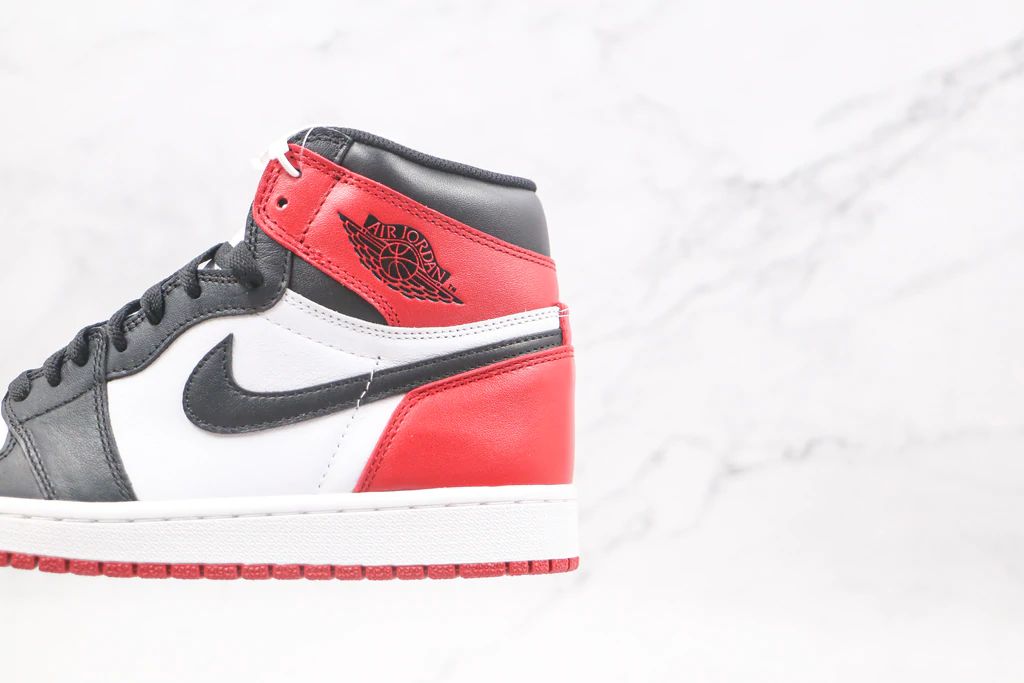 Tênis Nike Air Jordan 1 Retro High Black Toe