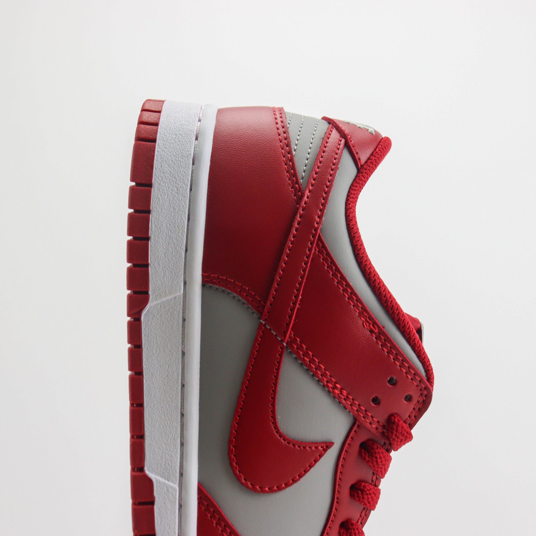 Tenis Nike SB Dunk Low Medium Grey Varsity Red