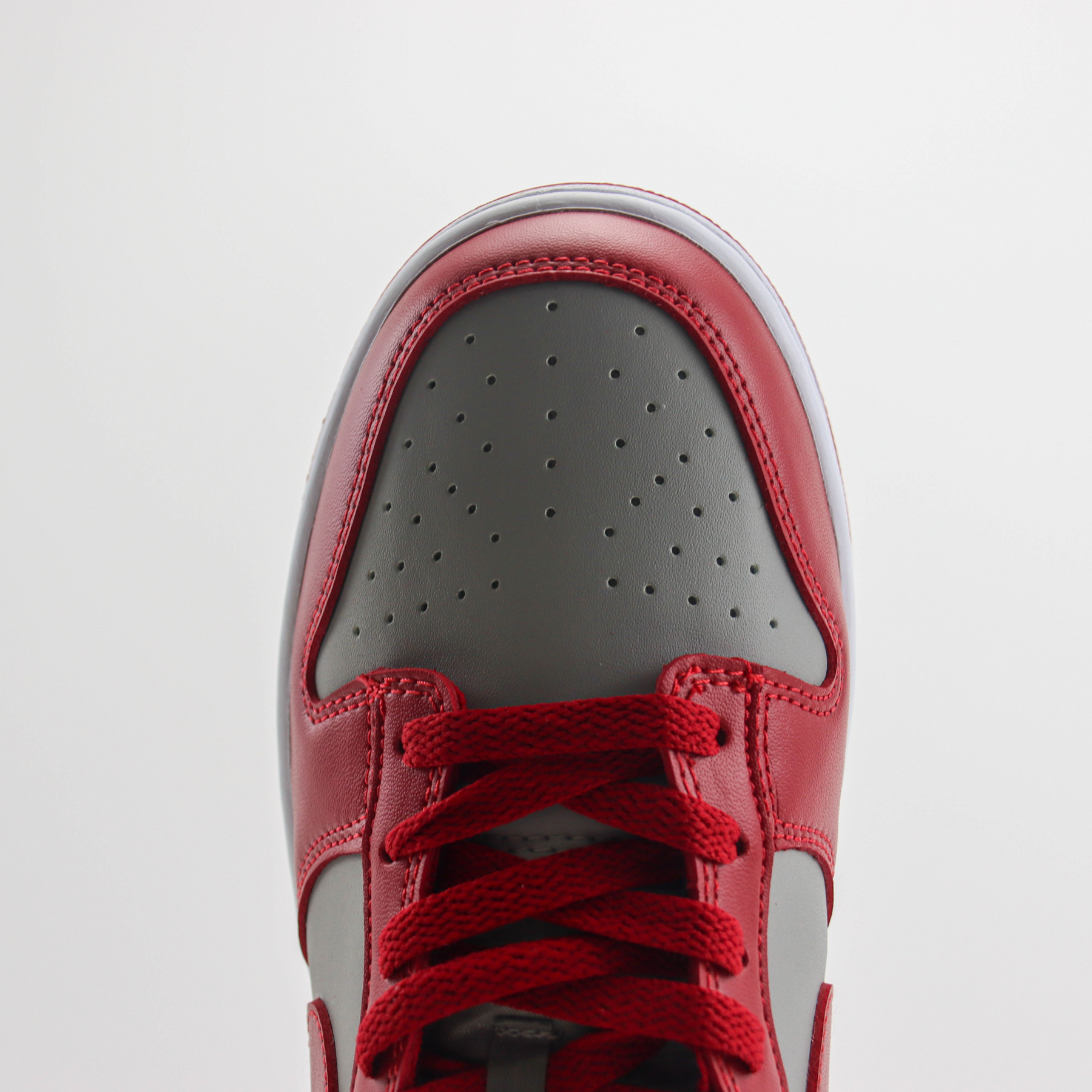 Tenis Nike SB Dunk Low Medium Grey Varsity Red