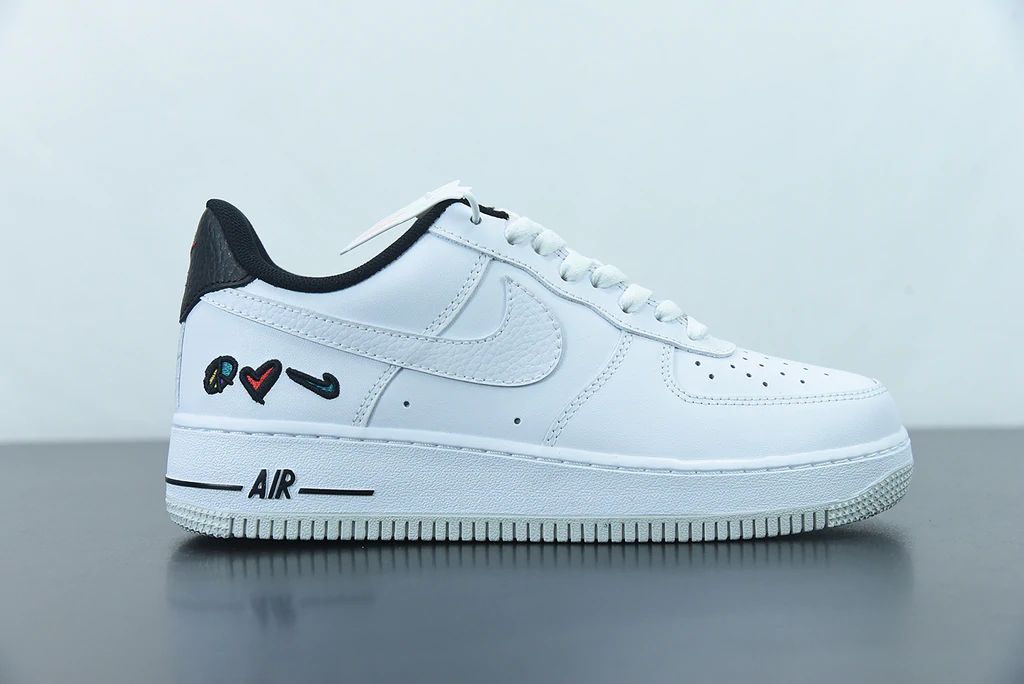 Tênis Nike Air Force 1 Lv8 3 Peace, Love, Swoosh