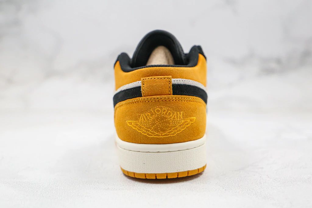 Tênis Nike Air Jordan 1 Low University Gold Black