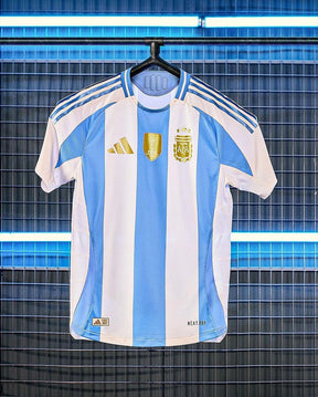 Camisa Seleção Argentina Home 2024/25 + Patch Campeão - Branca e Azul - Loja da Seven Oficial