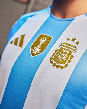 Camisa Seleção Argentina Home 2024/25 + Patch Campeão - Branca e Azul - Loja da Seven Oficial