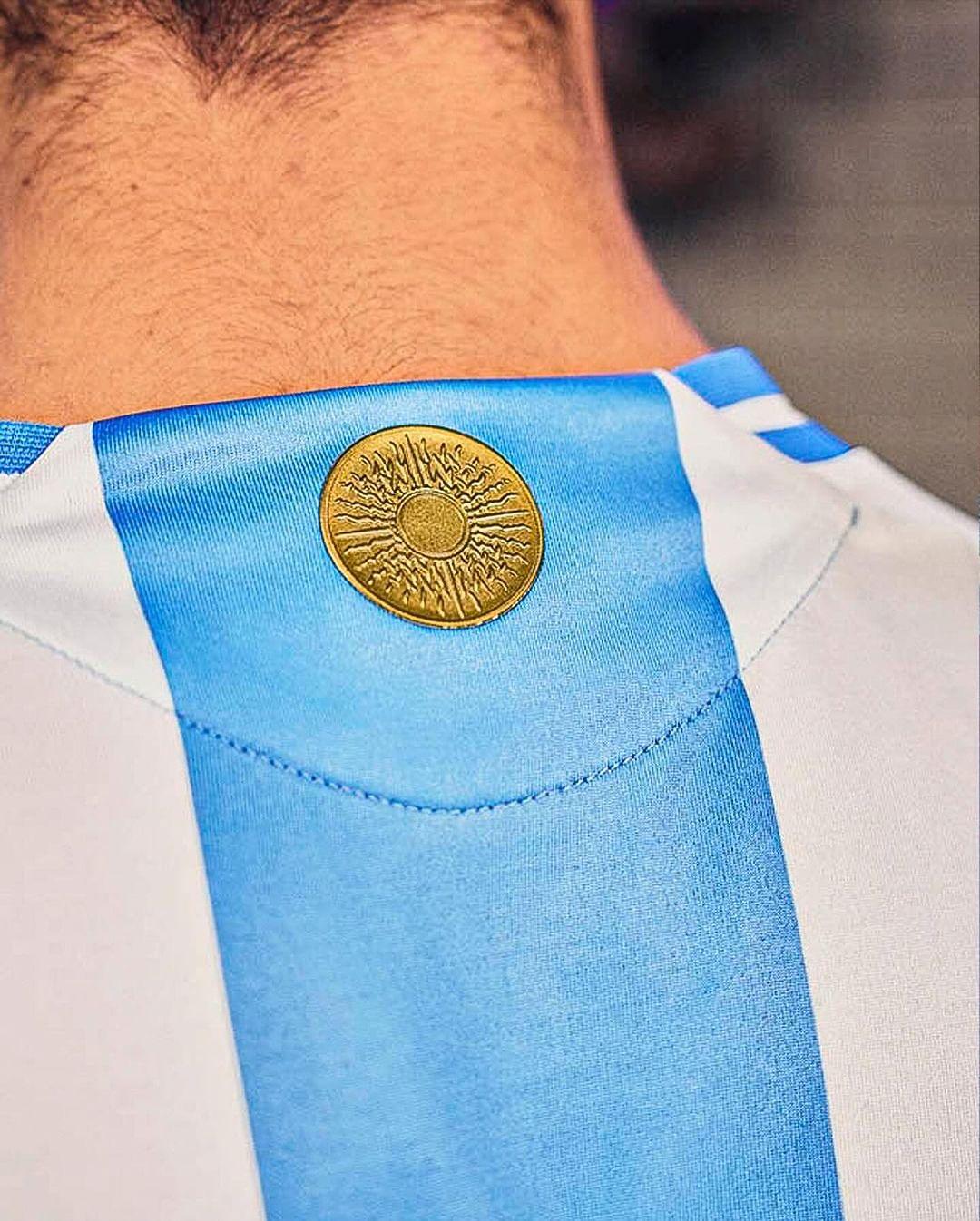 Camisa Seleção Argentina Home 2024/25 + Patch Campeão - Branca e Azul - Loja da Seven Oficial