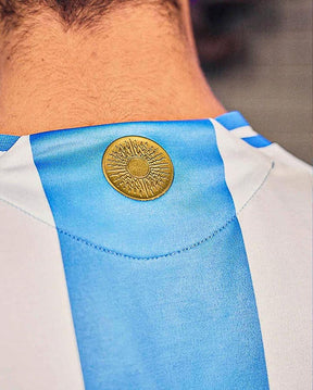 Camisa Seleção Argentina Home 2024/25 + Patch Campeão - Branca e Azul - Loja da Seven Oficial