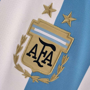 Camisa Seleção da Argentina I [Patch Copa do Mundo] 2022 Adidas - Azul e Branca - Loja da Seven Oficial