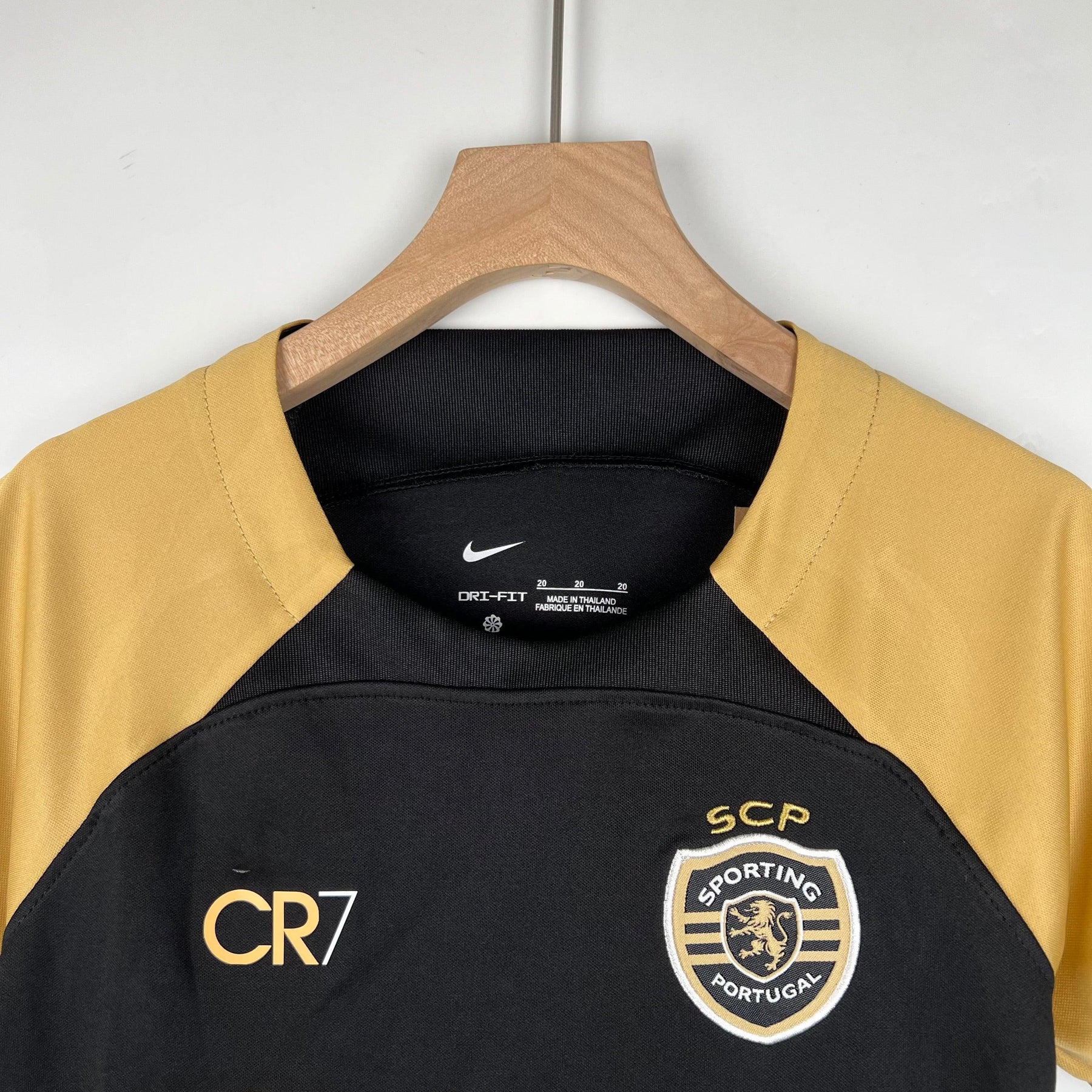 Kit Infantil Sporting III 23/24 CR7 - Preto e Dourado - Loja da Seven Oficial