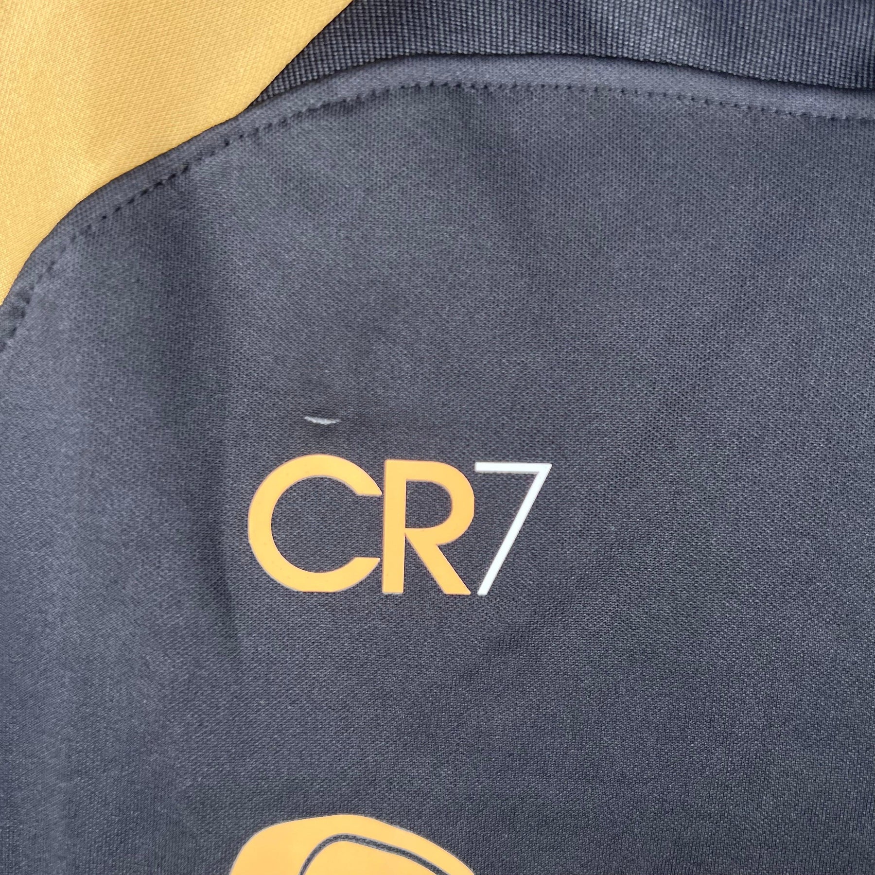 Kit Infantil Sporting III 23/24 CR7 - Preto e Dourado - Loja da Seven Oficial
